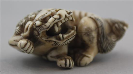 A Japanese ivory netsuke of a shi-shi, signed Ichimin, early Meiji period, 4.6cm